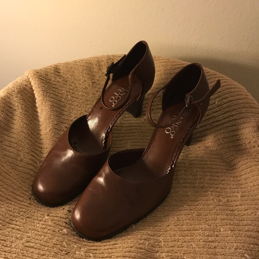 Vintage tan shoes size 9 Med.  Great condition!